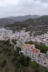 Panoramaluftaufnahme der Gemeinde Monda, Andalusien, Spanien. - AAEF13229