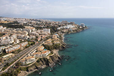 Luftaufnahme der felsigen Küstenlinie in der Gemeinde Malaga, Andalusien, Spanien. - AAEF13230