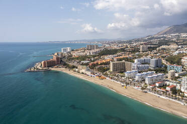 Luftaufnahme der felsigen Küstenlinie in der Gemeinde Malaga, Andalusien, Spanien. - AAEF13231