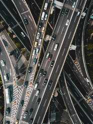 Luftaufnahme einer Autobahnkreuzung in Shanghai, China. - AAEF13249