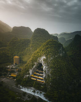 Luftaufnahme eines Tals mit Tempeln in der Provinz Guizhou, China. - AAEF13259