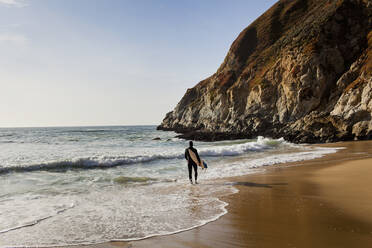 USA, Kalifornien, Montara, Surfbrett am Strand bei Sonnenuntergang - ISF25337