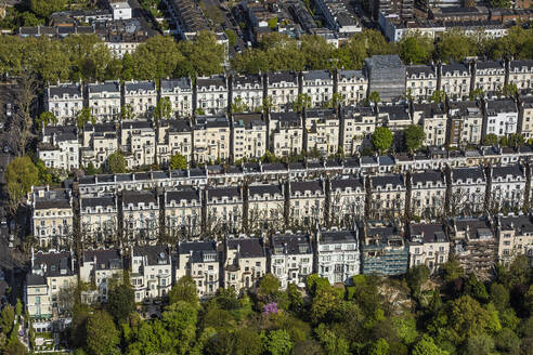 UK, London, Luftaufnahme von Reihen viktorianischer Stadthäuser im Holland Park - ISF25343