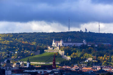 Deutschland, Bayern, Würzburg, Bewölkter Himmel über der Festung Marienberg im Herbst - NDF01355