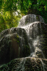 Von unterhalb des Wasserfalls unter den Bäumen an einem sonnigen Tag - ADSF31471