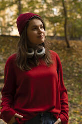 Frau im roten Pullover nachdenklich im Park - SSGF00239