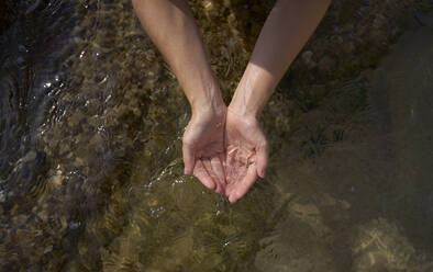 Frau mit schalenförmigen Händen, die Wasser halten - VEGF05166