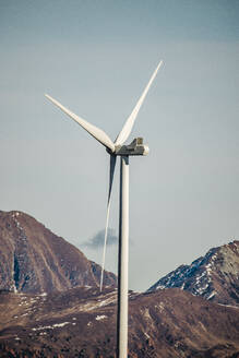 Einsame Windkraftanlage vor den Bergen im Lachtal - DAWF02126