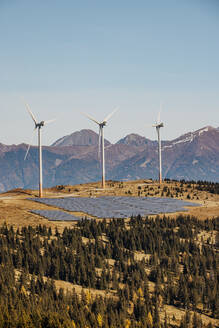 Windpark und Solarkraftwerk im Lachtal im Herbst - DAWF02128