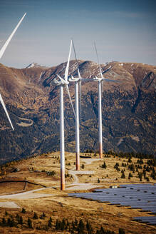 Windpark und Solarkraftwerk im Lachtal im Herbst - DAWF02130