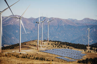 Windpark und Solarkraftwerk im Lachtal im Herbst - DAWF02131