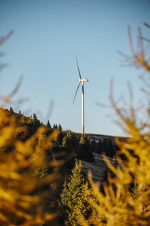 Einsame Windkraftanlage vor klarem Himmel im Lachtal - DAWF02137