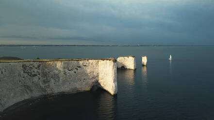 Luftaufnahme des Wahrzeichens Old Harry Rocks mit weißen Klippen im Licht der späten Nachmittagssonne in Studland, Dorset, Vereinigtes Königreich. - AAEF13266