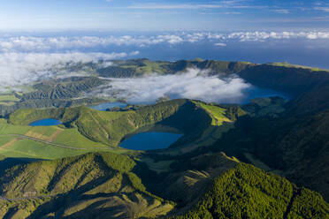 Luftaufnahme einiger Seen in der Nähe von Lagoa das Empanadas und Miradouro do Pico do Carvao, auf der Insel San Miguel, Azoren, Portugal. - AAEF13284