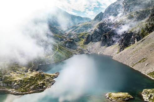 Luftaufnahme des Lac du Crozet mit Nebel, See eingebettet zwischen Berggipfeln, Massif de belledonne, Grenoble, Isere, Rhone-Alpes, Frankreich. - AAEF13292