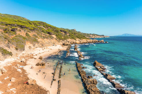 Luftaufnahme von natürlichen, durch Felsen gebildeten Schwimmbereichen in einem Naturschutzgebiet in der Nähe des Strandes von Bolonia in der Provinz Cádiz, Spanien. - AAEF13308