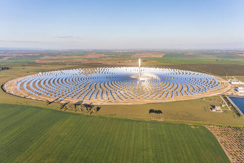 Luftaufnahme einer Gemasolar Thermosolaranlage mit einem Schmelzsalz-Wärmespeichersystem innerhalb der Stadtgrenzen von Fuentes de Andalucía in der Provinz Sevilla, Spanien. - AAEF13309