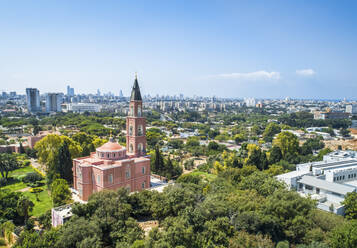 Luftaufnahme der roten orthodoxen Kirche St. Peter und St. Tabitha mit den umliegenden Gärten und der Skyline von Tel-Aviv, Tel-Aviv, Israel. - AAEF13315