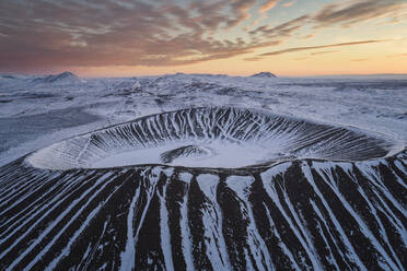 Vulkankrater Hverfjall aus der Vogelperspektive bei Sonnenaufgang - CAVF95066