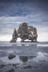 Hvítserkur rinho Naturskulptur mit kleinen Eisbergen - CAVF95067