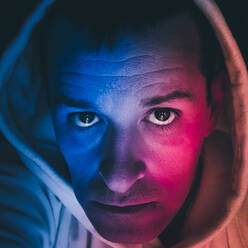 Männerportrait mit blauem und rotem Licht - CAVF95078