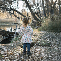 Junges Mädchen, das an einem Bach steht, Colorado - CAVF95106