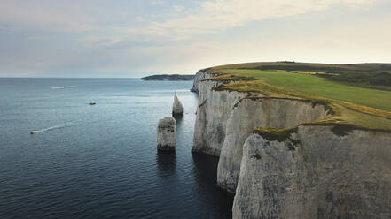 Luftaufnahme der weißen Klippen von Old Harry Rocks und der einsamen Zinnen am späten Nachmittag in Studland, Dorset, Vereinigtes Königreich. - AAEF13327