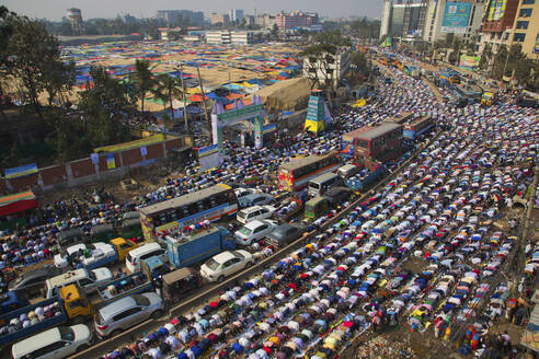 Dhaka, Bangladesh - 15 February 2019: View of many muslim people praying in the middle of the road in Dhaka, Bangladesh. - AAEF13332