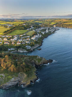 Luftaufnahme eines kleinen Hafens bei Sonnenuntergang in einer schönen Bucht in der Nähe von St. Catherine Castle in Fowey, Cornwall, England. - AAEF13333