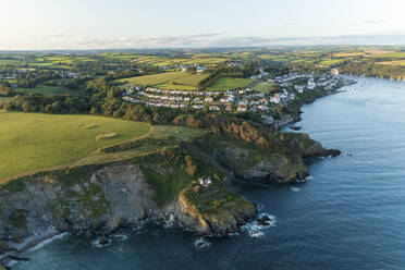 Luftaufnahme eines kleinen Hafens bei Sonnenuntergang in einer schönen Bucht in der Nähe von St. Catherine Castle in Fowey, Cornwall, England. - AAEF13334