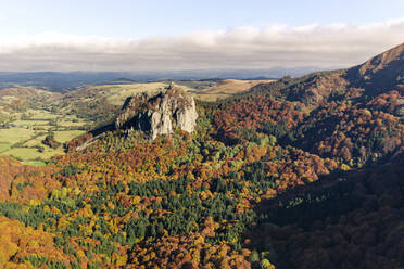 Luftaufnahme von Roches Tuilieres et Sanadoire, Aiguillier-Massiv, Orcival, Rochefort Montagne, Puy de dome, Auvergne, Frankreich. - AAEF13347