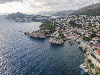 Luftaufnahme von Dubrovnik, einer schönen und touristischen Stadt an der wilden kroatischen Küste mit Blick auf das Adriatische Meer in Kroatien. - AAEF13357