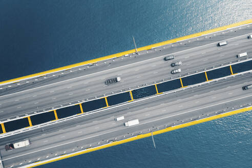 Luftaufnahme der Ting-Kau-Brücke, einer bedeutenden Küstenbrücke und Flughafenverbindung über den Ma-Wan-Kanal in Hongkong. - AAEF13366
