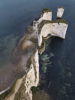 Luftaufnahme von Old Harry Rocks, einer Kreideformation bei Sonnenaufgang, Ballard Down, Studland, Dorset, Vereinigtes Königreich. - AAEF13369