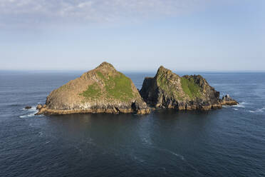 Luftaufnahme einer kleinen einsamen Insel in der Nähe der Küste von Cornwall, umgeben vom Atlantischen Ozean, England. - AAEF13372