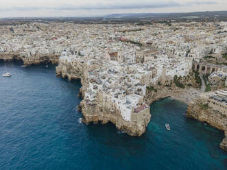 Luftaufnahme von Polignano, einer kleinen Stadt in weißer Architektur an der Adria in der Nähe von Bari, Apulien, Italien. - AAEF13387