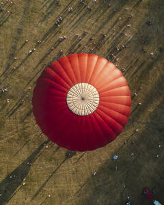Vilnius, Litauen - 3. Juli 2021: Luftaufnahme eines Heißluftballons von oben im Vingis Park, Vilnius, Litauen. - AAEF13396