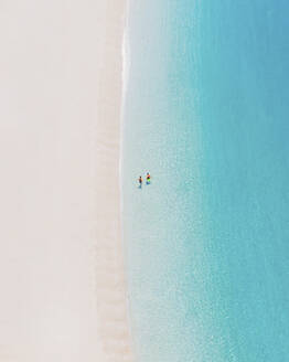 Luftaufnahme von zwei Personen, die ein Bad am Strand nehmen, Milazzo, Sizilien. - AAEF13403