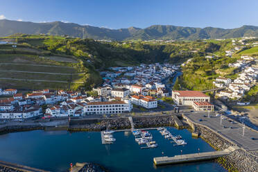 Luftaufnahme der Ortschaft Povoacao mit kleinem Hafen auf der Ilha de Sao Miguel, Azoren, Portugal. - AAEF13411