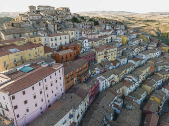 Luftaufnahme der Gemeinde Calitri am Hang, einer bunten Stadt in Irpinia, Avellino, Italien. - AAEF13417