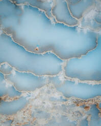 Luftaufnahme einer Person, die von einer Terrasse einer heißen Quelle aus beobachtet, Saturnia, Toskana. - AAEF13433