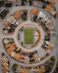 Luftaufnahme eines von Häusern umgebenen Fußballplatzes in einem Kreis, Poggioreale, Sizilien. - AAEF13434