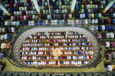 Blick auf viele betende Menschen in einer großen islamischen Moschee in Dhaka, Bangladesch. - AAEF13438