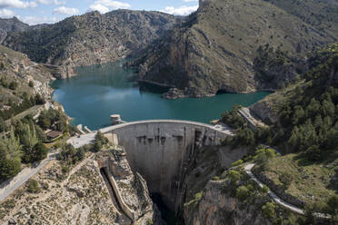 Luftaufnahme des Staudamms am See Embalse de Quentar in der Nähe von Granada, Andalusien, Spanien. - AAEF13465