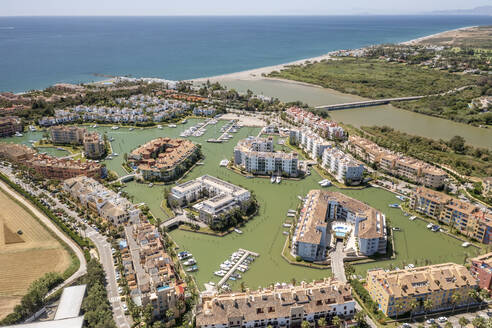 Luftaufnahme von Puerto Sotogrande mit Jachthafenclub, San Roque, Cadiz, Andalusien, Spanien. - AAEF13467