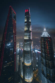 Luftaufnahme von WFC, Shanghai Tower und Jin Mao Gebäude in Shanghai bei Nacht, China. - AAEF13470