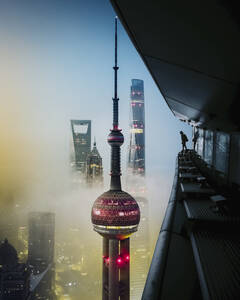 Luftaufnahme von Wolkenkratzern im Nebel und Selbstporträt in Shanghai, China. - AAEF13471