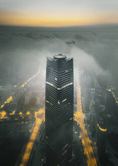 Luftaufnahme des Magnolia Tower in Shanghai bei Sonnenaufgang, Shanghai, China. - AAEF13472