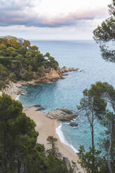 Landschaftlich reizvoller Strand in Lloret de Mar, Katalonien, Spanien - JAQF00865