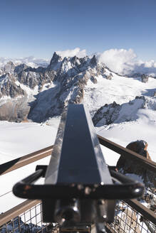 Fernglas am Aussichtspunkt der Aiguille Du Midi, Mont Blanc, Chamonix, Frankreich - JAQF00868